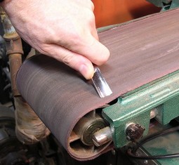 Sharpening the edge of a gouge using the horizontal belt sander